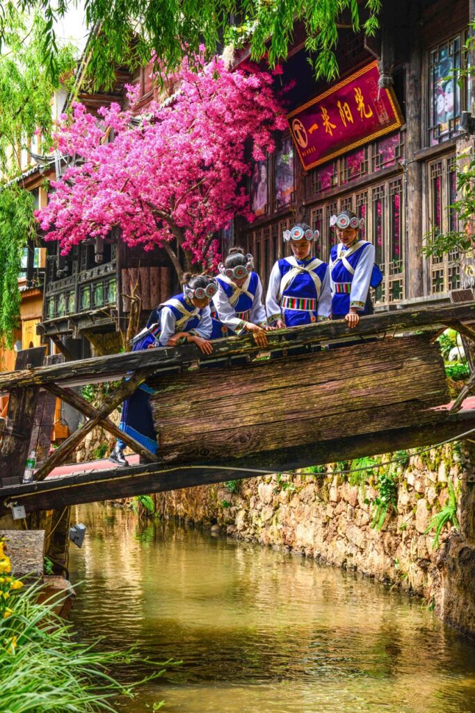 Naxi girl_photo by Liu Zhirong Large